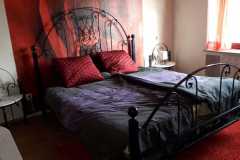 bed-in-de-rode-rozen-kamer